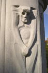 Figuur op zuil.
              <br/>
              Paul Paris, mei 2014